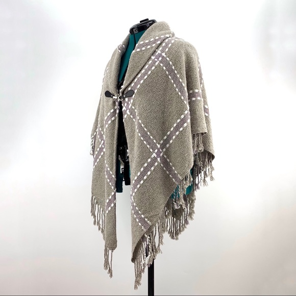 Accessory St New York NWT Shawl Style Knit Fringed Poncho, One Size - Picture 4 of 16
